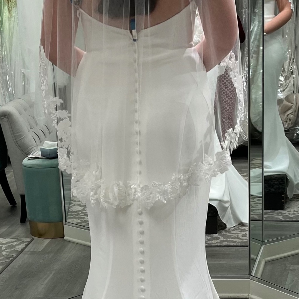 Bel Aire Bridal Veil, Fingertip Length - Picture 3 of 3
